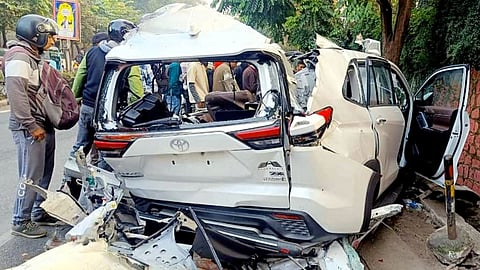 Dehradun Accident : देहरादूनच्या ओएनजीसी चौकाजवळ भीषण अपघातात ६ जणांचा मृत्यू झाला. कारचा अक्षरशः चेंदामेंदा झाला. (PTI)