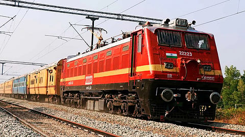 IRCTC वेबसाइटवरून तिकीट बूक होईना? मग 'हे' अ‍ॅप्स घडवतील प्रवास  