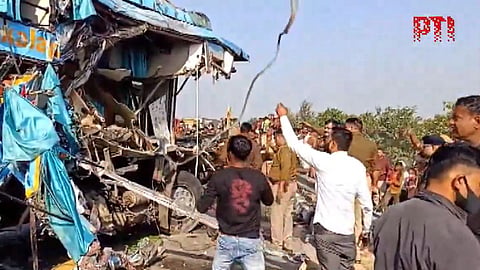 भीषण! डबल डेकर बस आणि ट्रकची समोरासमोर धडक, ८ जणांचा जागीच मृत्यू 