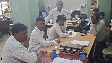 भावाच्या बँक खात्यावर जमा झाले लाडक्या बहिणीचे ७५०० रुपये; पठ्ठ्याने सरकारला पुन्हा दिले,  कुठे घडला प्रकार?