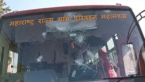 Maharashtra Bandh : परभणीतील घटनेचे धुळ्यात पडसाद; १० ते १२ जणांकडून ST बसवर दगडफेक 