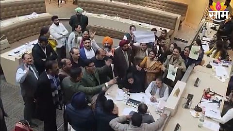  डॉ. आंबेडकर आणि संविधानाच्या मुद्द्यावरून आप-भाजप नगरसेवक भिडले; सभागृहातच केली एकमेकांना मारहाण, VIDEO