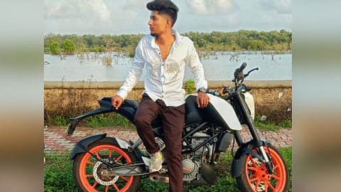 सॉरी, मम्मी पप्पा! मित्राने घात केला अन् सेक्स रॅकेटच्या जाळ्यात अडकला; तरुणाने संपवलं जीवन