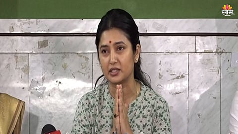महिलांच्या कर्तृत्वावर शिंतोडे उडवताय; प्राजक्ता माळी भर पत्रकार परिषदेत रडली, VIDEO 