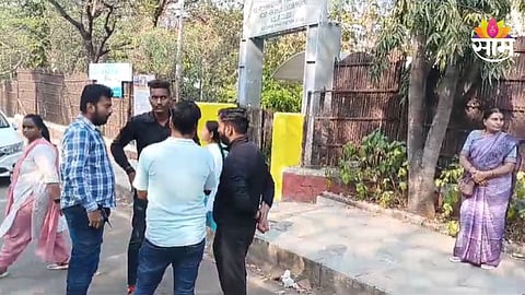 Pune News: शाळेतल्या मुली कपडे चेंज करायला गेल्या, वर नजर गेल्यावर हादरल्या