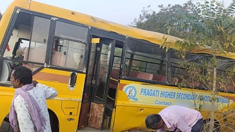  बापरे! विद्यार्थ्यांनी भरलेली स्कूल बस उलटली, ८ विद्यार्थ्यांची प्रकृती गंभीर