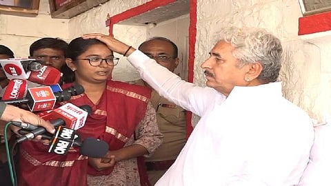  Vaibhavi Deshmukh meet Mahant Namdev Shastri 
