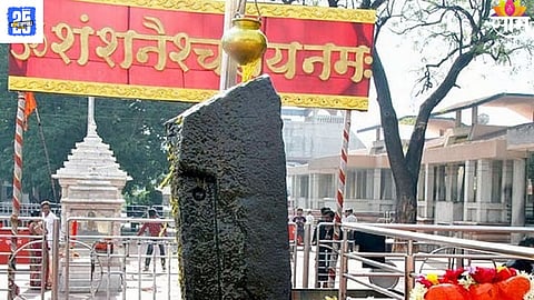 Shani shingnapur : अशुद्ध तेलानं शनि शिळेची झिज? देवस्थानने घेतला भुवया उंचावणारा निर्णय, VIDEO