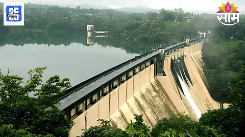 मुंबईला पाणीपुरवठा करणाऱ्या धरणांतील पाणीसाठा अर्ध्यावर आला आहे. संभाव्य पाणीटंचाई टाळण्यासाठी नागरिकांना पाणी वापरात काटकसर करण्याचे आवाहन करण्यात आले आहे.