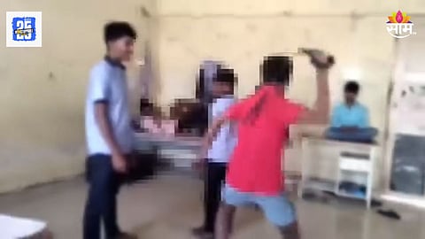 Shocking News: ८ वीच्या विद्यार्थ्याचे रॅगिंग, रिंगण करून ब्लेट अन् लाथा-बुक्क्यांनी बेदम मारहाण, थरकाप उडवणारा VIDEO 