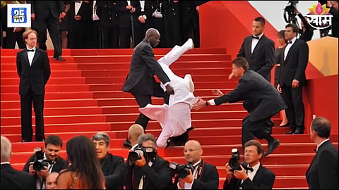 Famous singer fell down the stairs at Met Gala