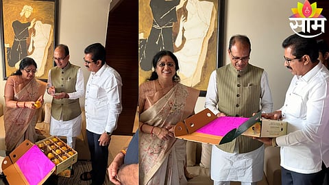 Rahul Shewale presents Devgad Hapus mangoes to Union Agriculture Minister Shivraj Singh Chouhan while discussing AI-based farming solutions.
