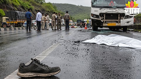 Toll workers protest on Mumbai-Agra Highway after colleague dies while rescuing accident victims in Dhule.