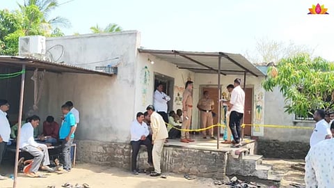 मुख्याध्यापकानं आधी दोन मुलं,पत्नीला मारलं नंतर स्वतः केली आत्महत्या; सोलापुरातील धक्कादायक घटना  