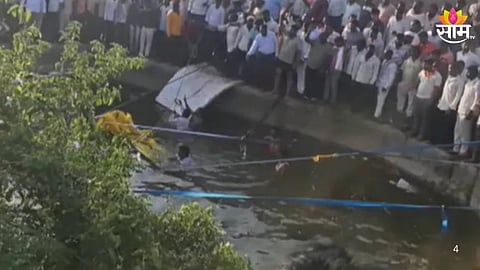 Malshiras pickup tempo falls into well killing devotees
