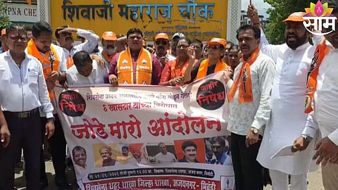 Shiv Sena (UBT) workers stage ‘Jode Maaro’ protest in Bhiwandi against rebel MPs and central leadership.