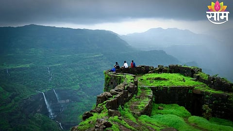 Tourists allegedly targeted by fake police officers during a robbery attempt near Lonavala highway.