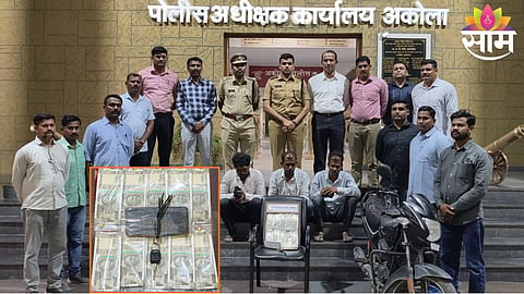 Police display seized fake ₹500 notes after busting a counterfeit currency racket in Akola.