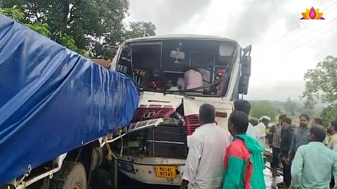 Pune Accident: पुण्यात अपघाताचा थरार! वऱ्हाडाच्या बसची कंटेनरला धडक; १० ते १२ प्रवासी गंभीर, पाहा VIDEO