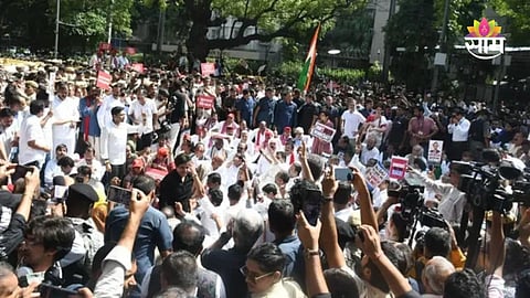Rahul Gandhi climbs barricade during Delhi protest