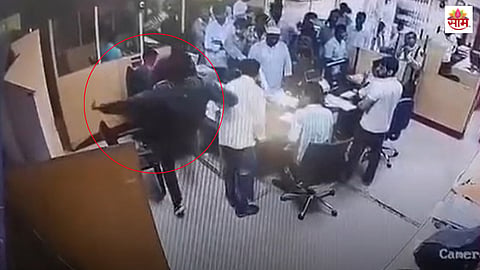 बँकेत हाणामारी, मॅनेजरनं बँक अधिकाऱ्याच्या कमरेत अशी लाथ घातली की थेट जमिनीवरच कोसळला CCTV फुटेज व्हायरल 
