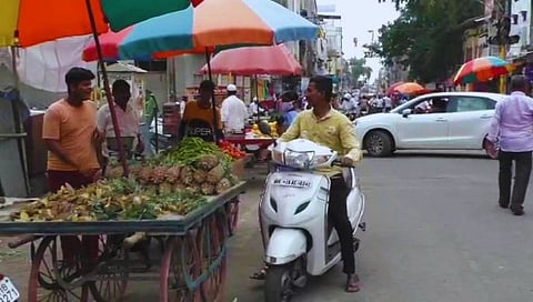 A carefree market in Dhule
