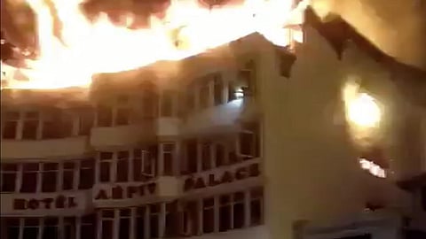 करोलबाग येथील अर्पित पॅलेस हॉटेलला लागली भीषण आग, आगीत 17जणांचा मृत्यू 