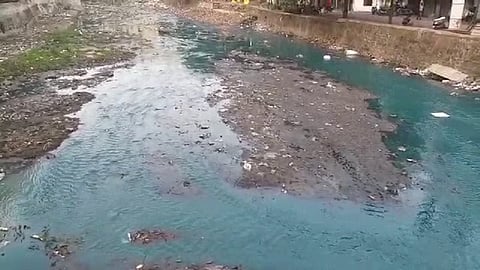 प्रदुषणाने डोंबिवलीतील नाला झाला हिरवा, निळा.. याकडे कुणी लक्ष देणार का ? 