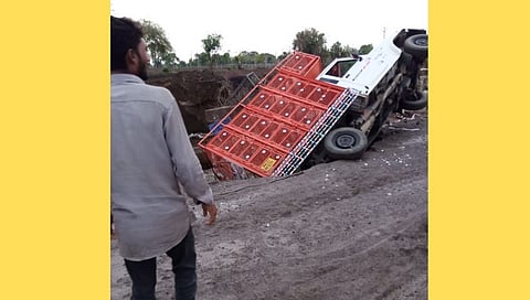 A vehicle carrying chickens collided with a bridge