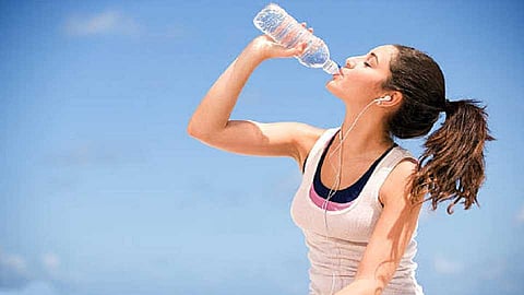 तुम्ही रोज किती पाणी प्यायला पाहिजे? संशोधन काय सांगते?