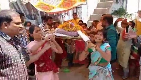 Due to caste panchayat harassment 7 sisters gave shoulder to father body