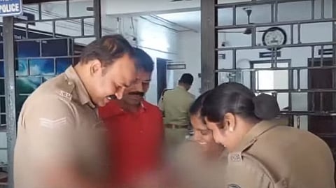 സ്റ്റേഷനില്‍ കുഞ്ഞിനെ പരിപാലിക്കുന്ന പൊലീസുകാര്‍

