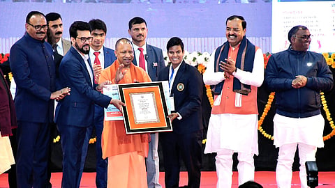 ഇന്ത്യന്‍ വനിതാ ക്രിക്കറ്റ് ഓള്‍ റൗണ്ടര്‍ ദീപ്തി ശര്‍മ മുഖ്യമന്ത്രി യോഗി ആദിത്യനാഥിനൊപ്പം

