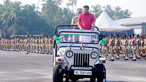 റിപ്പബ്ലിക് ദിന പരേഡില്‍ പൊതുമരാമത്ത് ടൂറിസം മന്ത്രി പി എ മുഹമ്മദ് റിയാസ് അഭിവാദ്യം സ്വീകരിക്കുന്നു

