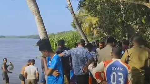 വിദ്യാർഥികളെ കാണാതായത് അറിഞ്ഞ് തടിച്ചുകൂടിയ നാട്ടുകാർ