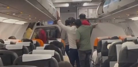 
എയര്‍ ഇന്ത്യ വിമാനത്തില്‍ യാത്രക്കാര്‍ പ്രതിഷേധിക്കുന്നു 