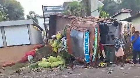 അപകടത്തിൽപ്പെട്ട ലോറി 