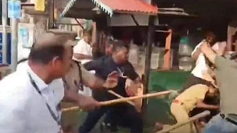 ആലപ്പുഴയില്‍ മുഖ്യമന്ത്രിയുടെ ഗണ്‍മാന്‍ യൂത്ത് കോണ്‍ഗ്രസ് പ്രവര്‍ത്തകരെ മർദ്ദിക്കുന്നു