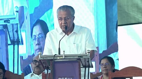 വിദ്യാര്‍ഥികളുമായി മുഖ്യമന്ത്രി സംവദിക്കുന്നു