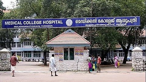 തൃശൂര്‍ ഗവ. മെഡിക്കല്‍ കോളജ് ആശുപത്രിയില്‍ യുവാവിന്റെ ആക്രമത്തില്‍ ആശുപത്രി ജീവനക്കാരി