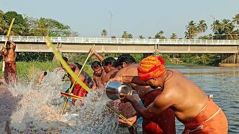 ആറാട്ടുപുഴ പൂരത്തിന് പന്തമൊരുക്കല്‍ പുരോഗമിക്കുന്നു