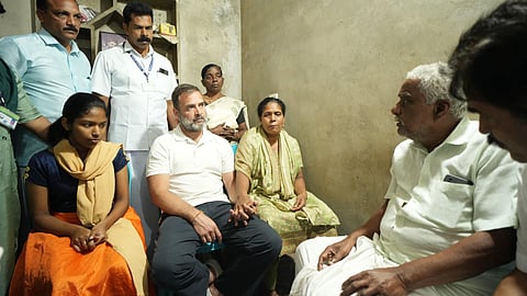 അജീഷിന്റെ കുടുംബത്തെ വീട്ടിലെത്തിയ രാഹുല്‍ ആശ്വസിപ്പിക്കുന്നു

