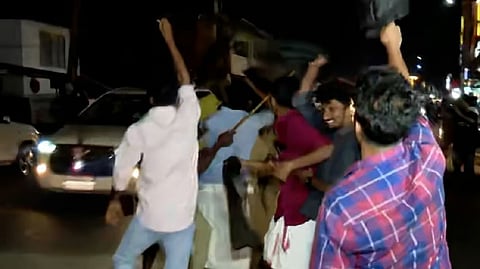ഗവര്‍ണറെ കരിങ്കൊടി കാണിച്ച് എസ്എഫ്‌ഐ പ്രവര്‍ത്തകര്‍
