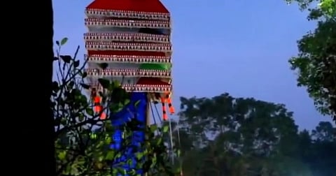 കെട്ടുകാഴ്ച വൈദ്യുതി ലൈനില്‍ തട്ടി 3 പേര്‍ക്ക് വൈദ്യുതാഘാതവും പൊള്ളലുമേറ്റു