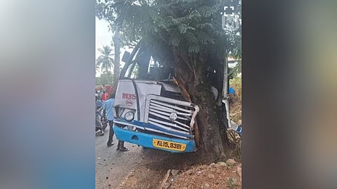 കെഎസ്ആര്‍ടിസി ബസ് അപകടത്തില്‍പെട്ടു