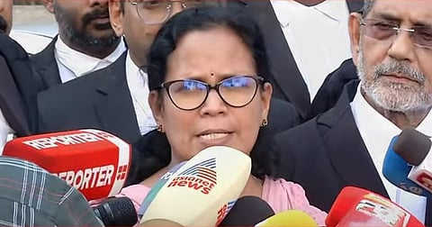 ടിപി ചന്ദ്രശേഖരന്‍ വധക്കേസില്‍ ഹൈക്കോടതി വിധിക്ക് പിന്നാലെ കെകെ രമ മാധ്യമങ്ങളെ കാണുന്നു
