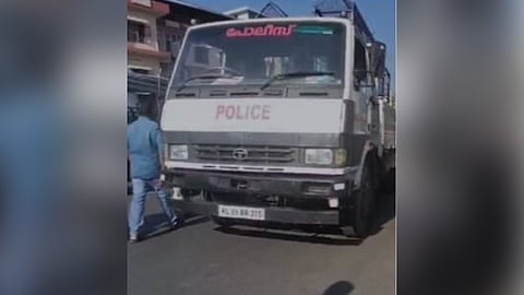 പൊലീസ് ലോറി സ്കൂട്ടറിൽ ഇടിച്ച് അപകടം