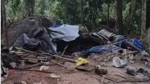 മണികണ്ഠന്‍ ചാലിൽ കാട്ടാനക്കൂട്ടം വീട് തകർത്ത നിലയിൽ