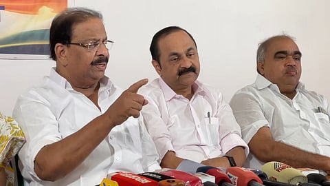 കെ സുധാകരന്‍ ആലപ്പുഴയില്‍ വാര്‍ത്താ സമ്മേളനം നടത്തുന്നു

