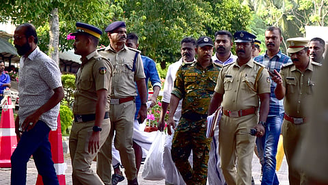 ടിപി ചന്ദ്രശേഖരന്‍ വധക്കേസ് പ്രതികളെ കോടതിയില്‍ ഹാജരാക്കിയപ്പോള്‍